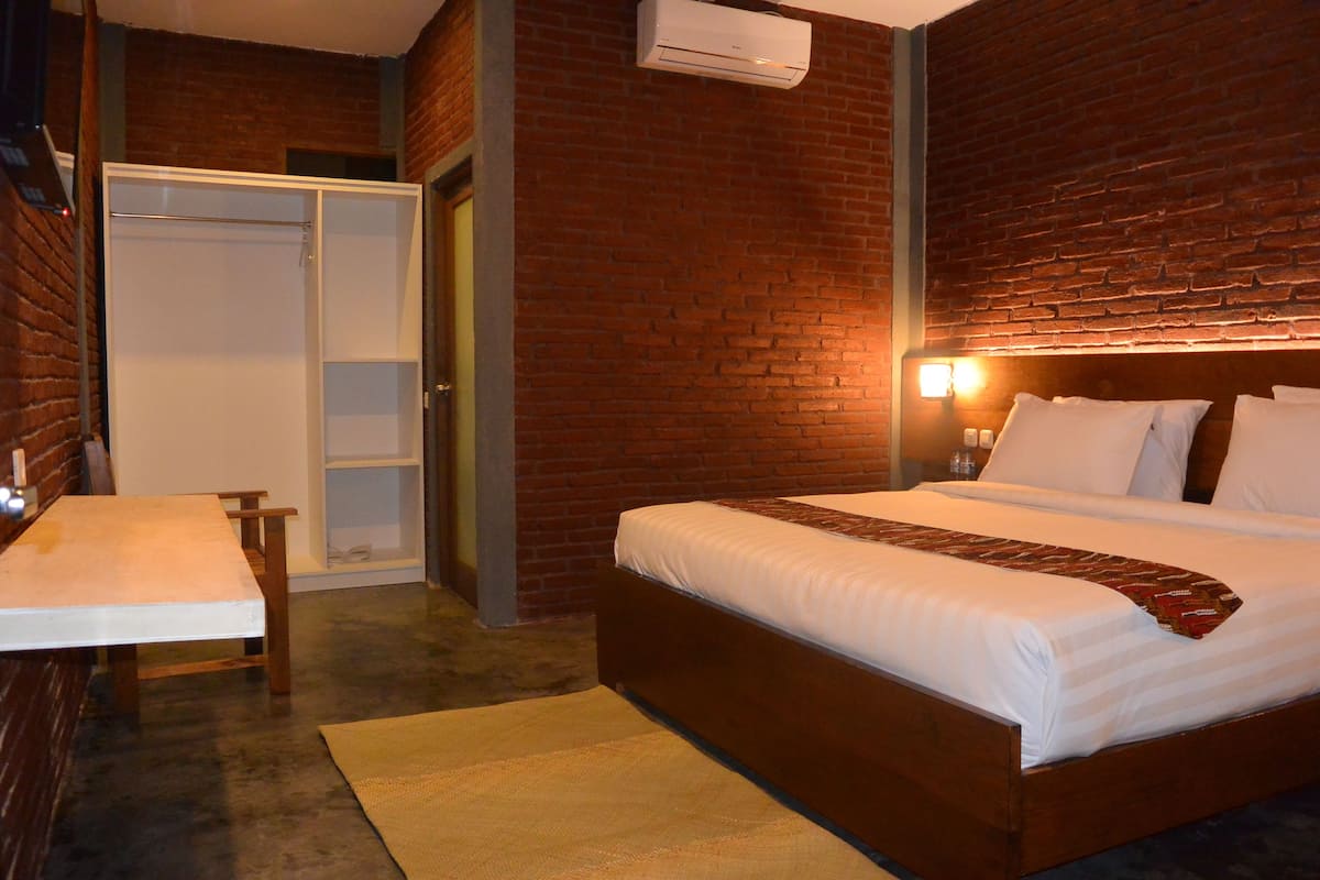 deluxe double room, poolside | in-room safe, desk, soundproofing, rollaway beds