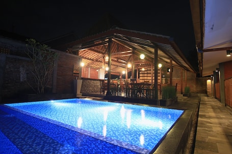 Una piscina al aire libre