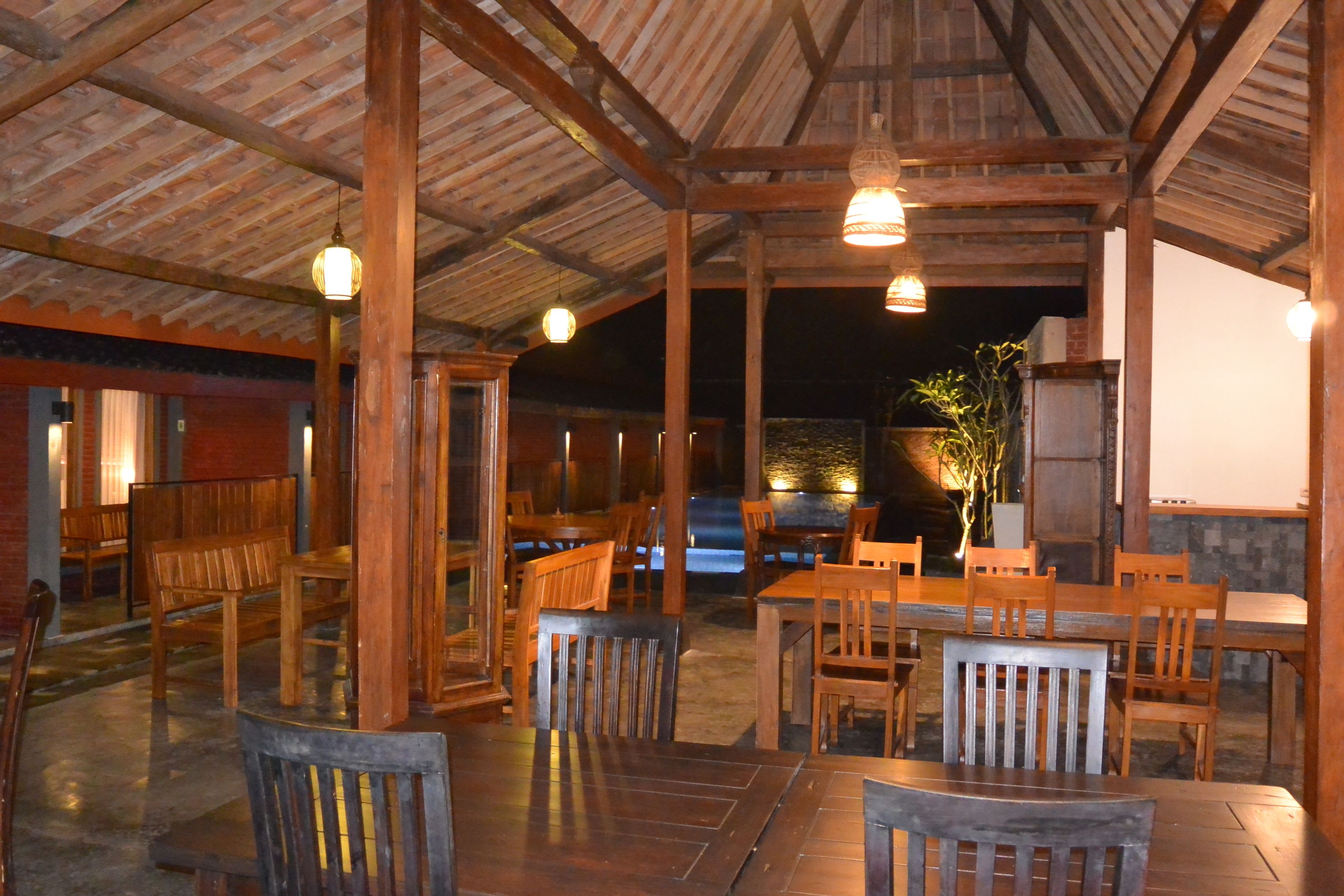 Breakfast, lunch, dinner served; Indonesian cuisine 