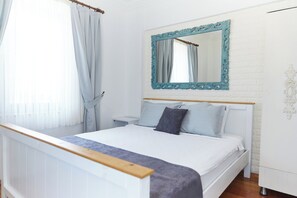 Minibar, in-room safe, free WiFi, bed sheets - Ebruli Hotel (Bozcaada)