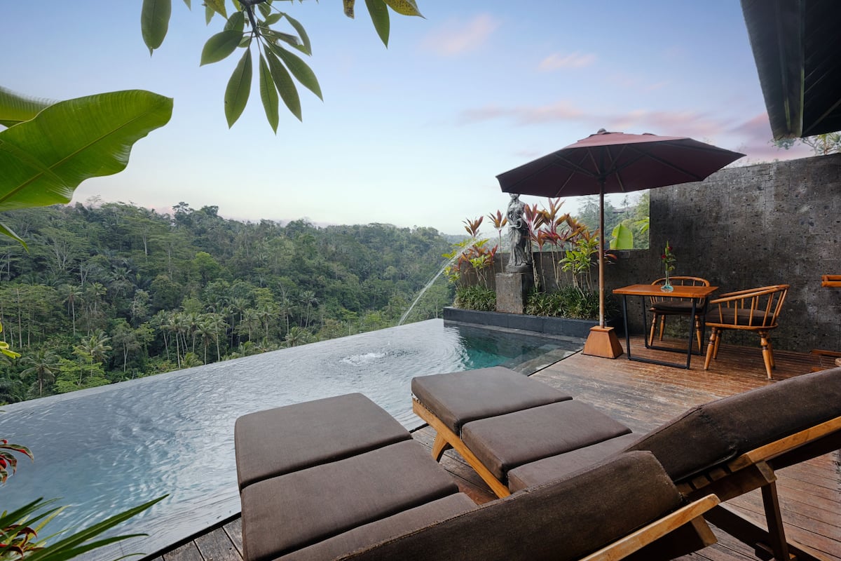 Deluxe villa, privézwembad, uitzicht op rivier | Luxe beddengoed, een minibar, een kluis op de kamer, een bureau