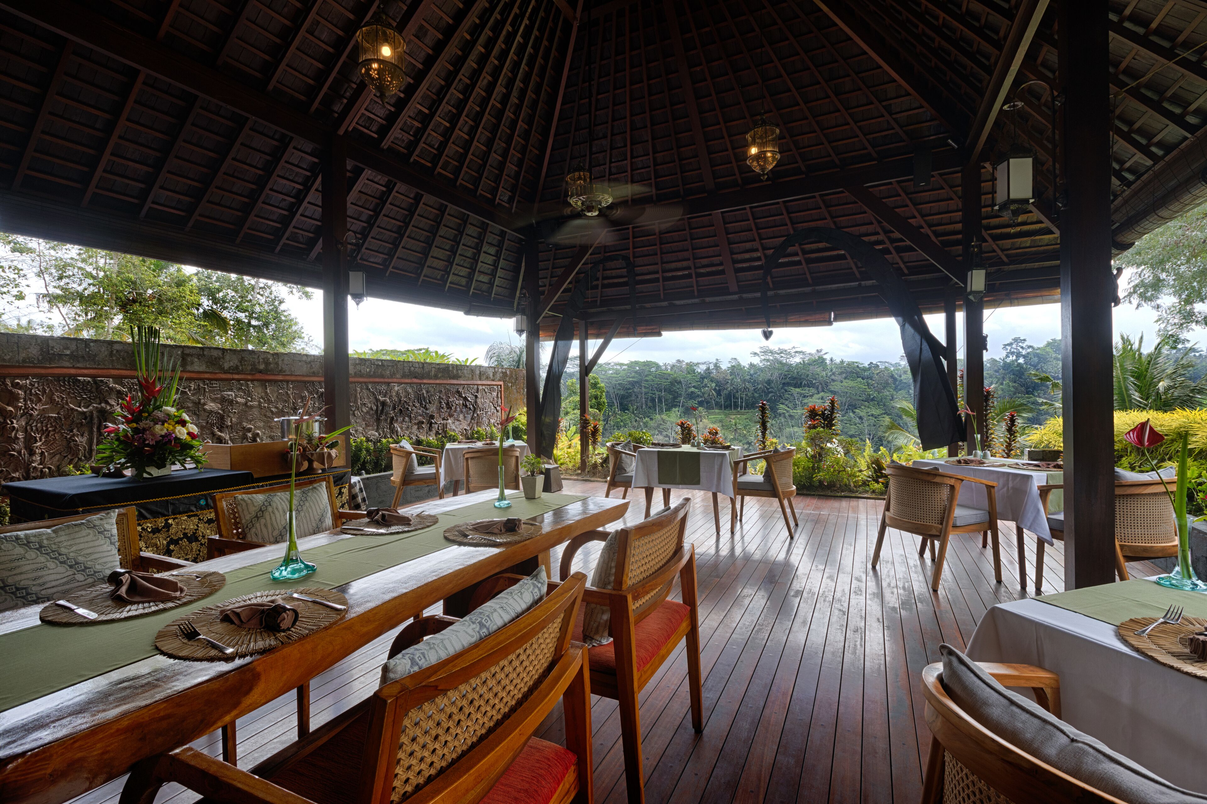 breakfast, lunch, dinner served; international cuisine