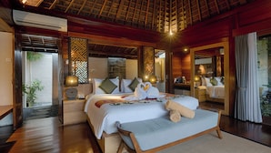 Un dormitorio espacioso con una cama grande, techo de madera y vistas a un jardín.