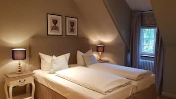 Escritorio, wifi gratis y ropa de cama
