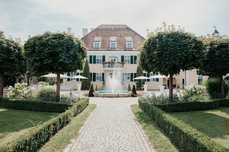 Exterior. Gut Altholz Landhotel Restaurant