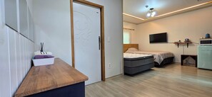 2 kamar tidur, seprai antialergi, busa memori, dan tirai kedap cahaya