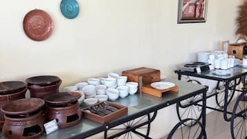 يتم تقديم الإفطار والغداء والعشاء