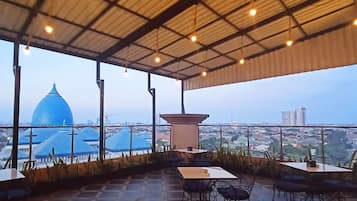 Breakfast, lunch, dinner served; local and international cuisine