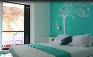 Ylelliset vuodevaatteet, tallelokero huoneessa, työpöytä