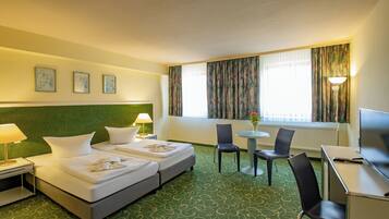 Dubbelrum | Allergitestade sÀngklÀder, skrivbord och mörklÀggningsgardiner