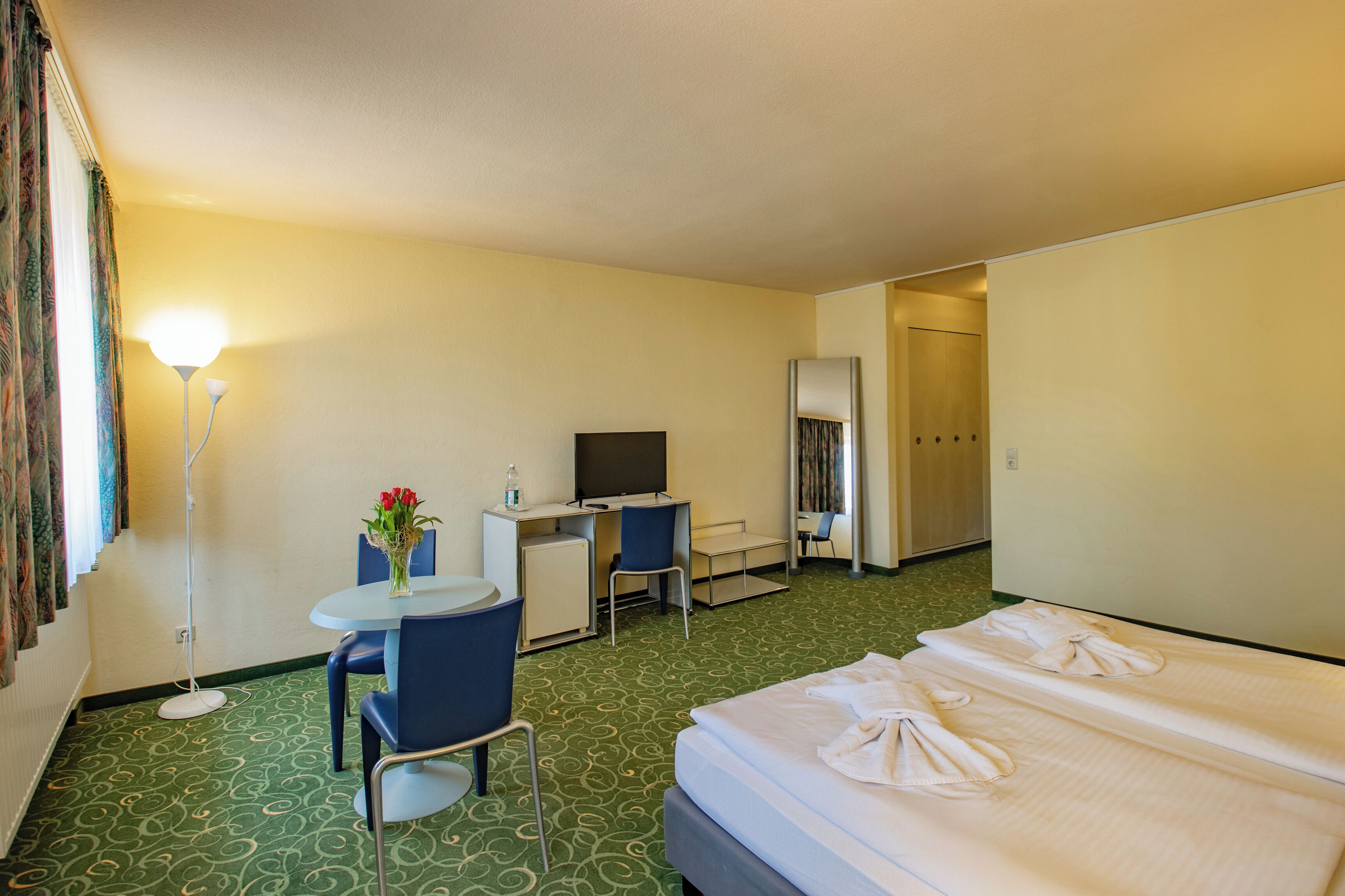 Doppelzimmer | Allergikerbettwaren, Schreibtisch, Verdunkelungsvorhänge