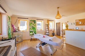 Hot stone-massage, deep tissue-massage, zoneterapi, 2 behandlingsrum