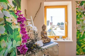 Massasje med varme steiner, dypvevsmassasje og refleksologi