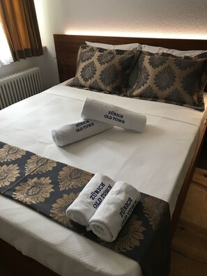 Roupas de cama premium, edredons de pluma, frigobar, escrivaninha