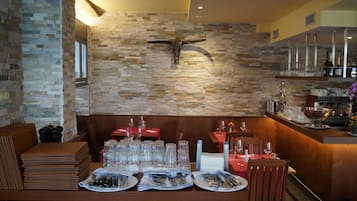 Lunch and dinner served, international cuisine