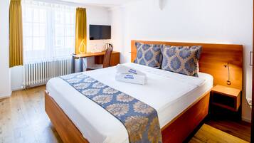 Kamar Double Deluks | Seprai premium, selimut bulu angsa, minibar, dan meja kerja