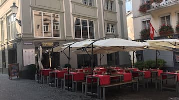Lunch and dinner served, international cuisine