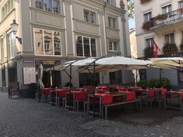 Lunch and dinner served, international cuisine