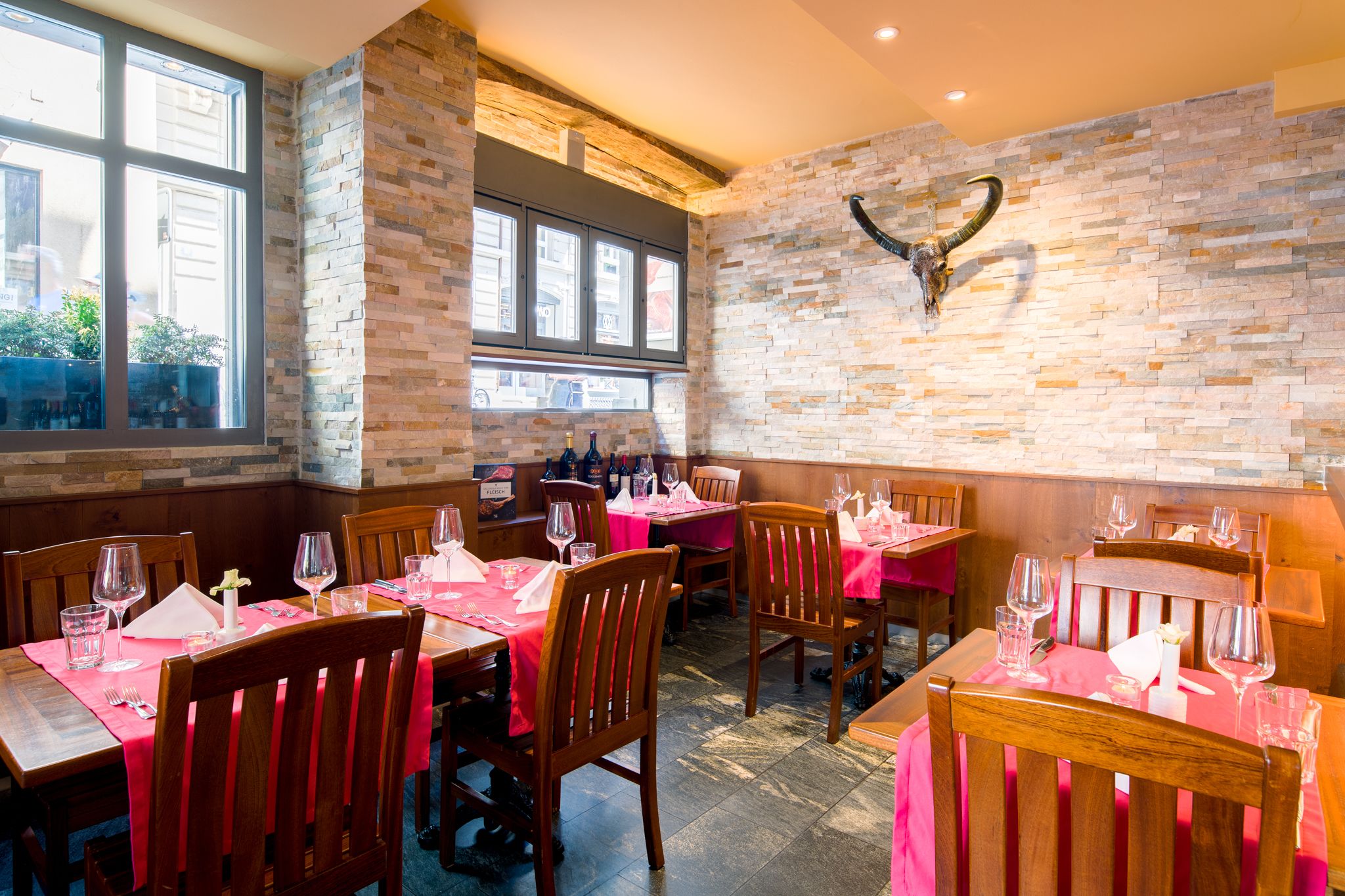 lunch and dinner served, international cuisine