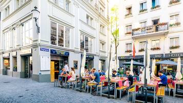 Lunch and dinner served, international cuisine