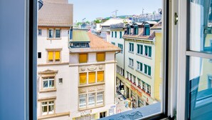 A view from a window of a building with multiple floors, featuring a variety of architectural styles and colors. - Hotel Old Town (Zürich)