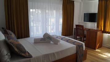 Kamar Double | Seprai premium, selimut bulu angsa, minibar, dan meja kerja