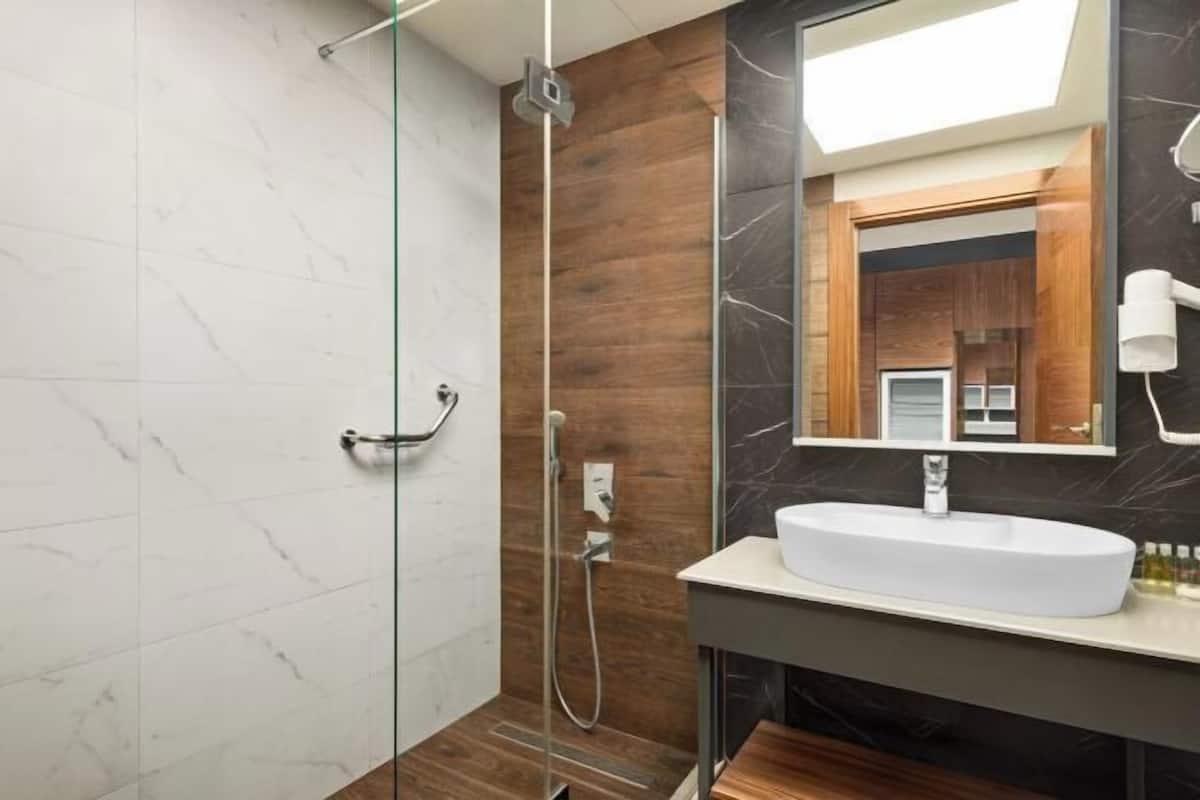 Dusche, kostenlose Toilettenartikel, Haartrockner, Hausschuhe