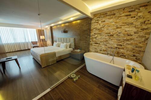 Suite | Badezimmer | Dusche, kostenlose Toilettenartikel, Haartrockner, Hausschuhe