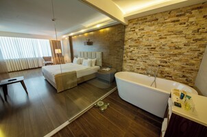 Suite | Bathroom | Shower, free toiletries, hair dryer, slippers