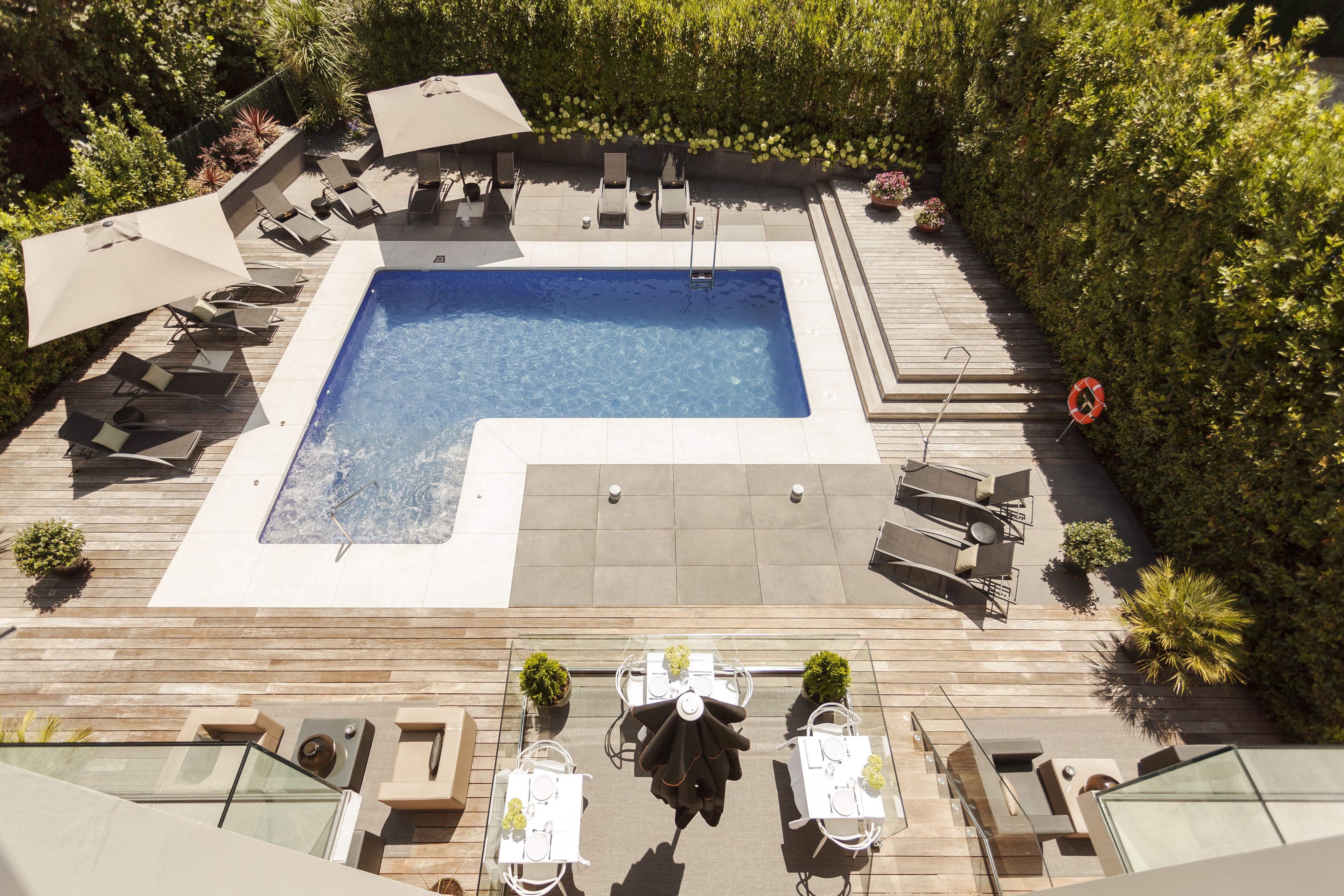 Piscina externa, guarda-sóis, espreguiçadeiras