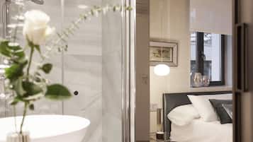 Chambre Double Design, vue colline (EGUZKI) | Salle de bain | Douche, articles de toilette gratuits, sèche-cheveux, peignoirs