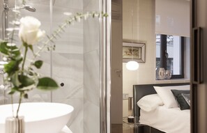 Design-dobbeltværelse - bakkeudsigt (EGUZKI) | Badeværelse | Bruser, gratis toiletartikler, hårtørrer, badekåber