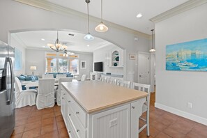 LaValencia 133 - Ballyhoo | Private kitchen | Full-size fridge, microwave, oven, stovetop