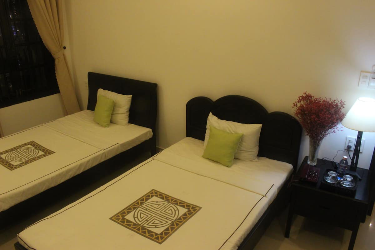 Family Room, Multiple Beds, Garden View
