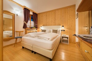 Basic Double Room | In-room safe, desk, blackout drapes, soundproofing - Hotel Posta (Livigno)