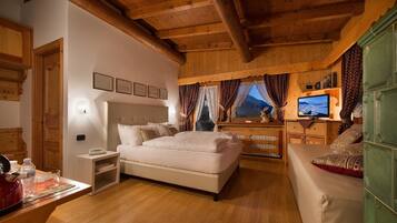 Romantic Double Room, Jetted Tub, Mountain View | In-room safe, desk, blackout drapes, soundproofing
