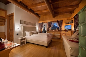 Romantic Double Room, Jetted Tub, Mountain View | In-room safe, desk, blackout drapes, soundproofing