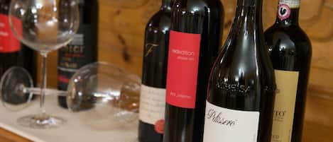 Varias botellas y copas de vino sobre una mesa.