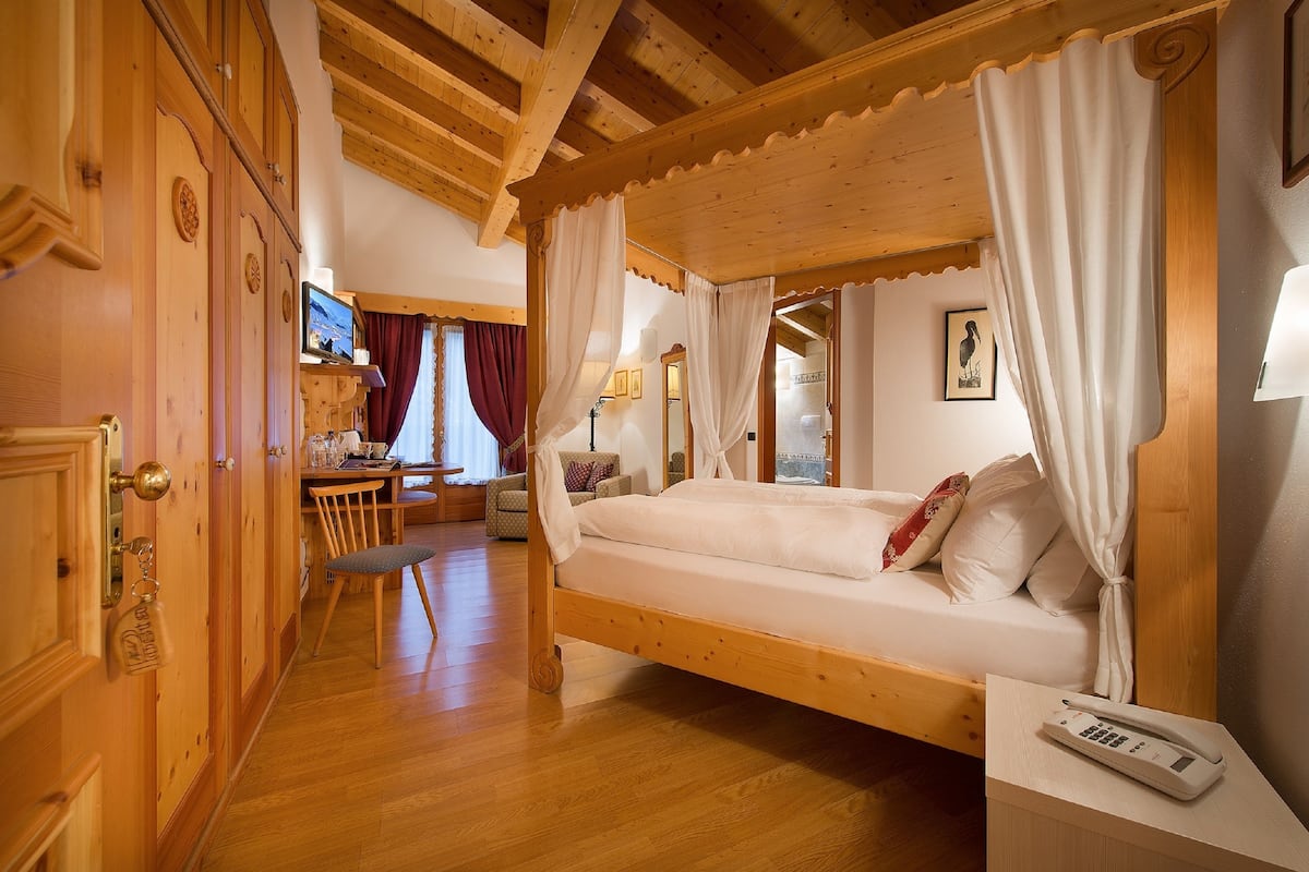 Chambre Deluxe double, baignoire à jets | Coffre-fort, bureau, rideaux d’obscurcissement, système d’insonorisation