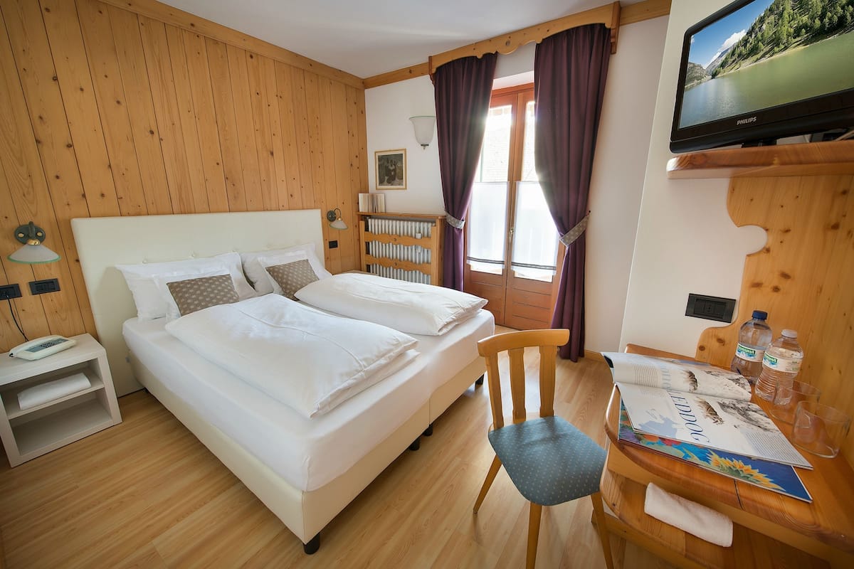 Chambre Standard double ou avec lits jumeaux | Coffre-fort, bureau, rideaux d’obscurcissement, système d’insonorisation