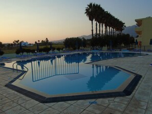 Outdoor pool, open 9:00 AM to 7:00 PM, pool umbrellas, pool loungers - Oasis Tigaki (Kos)