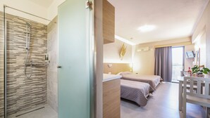 Une chambre d’hôtel moderne équipée d’une douche, de deux lits, d’un bureau et offrant une vue sur l’extérieur.