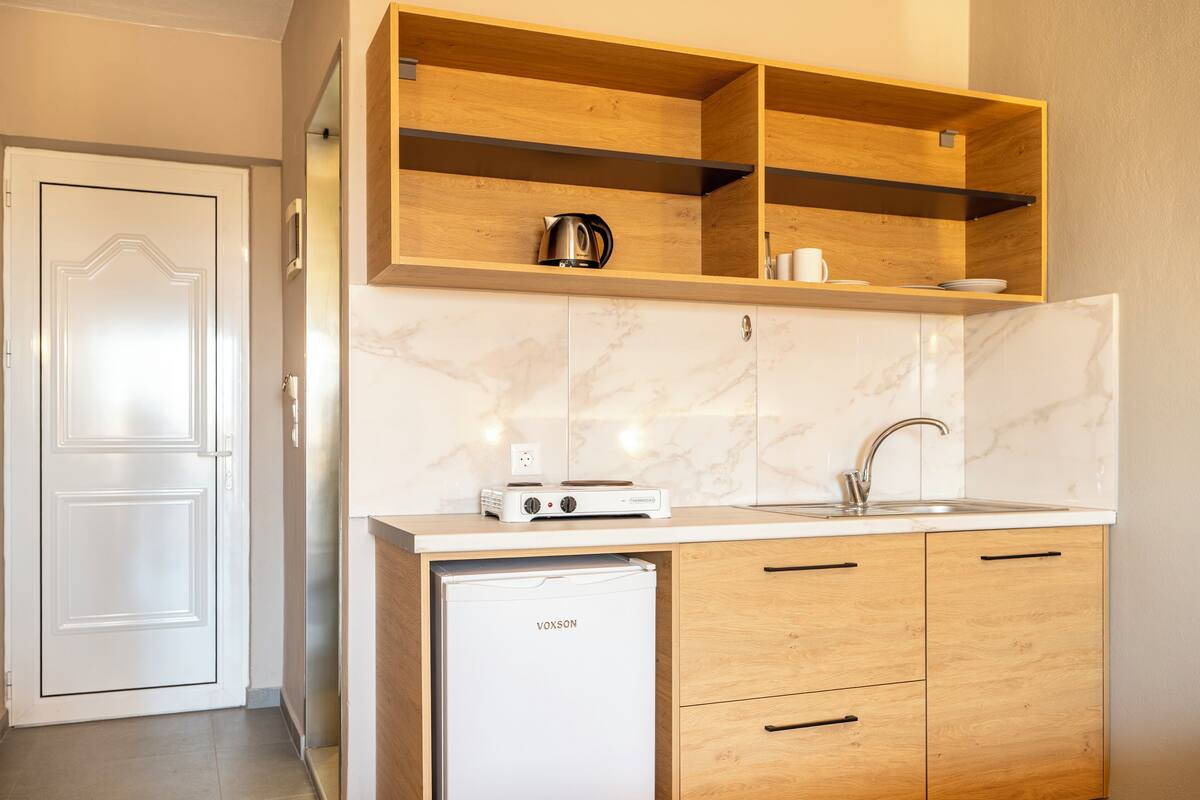 comfort studio | private kitchen | mini-fridge, stovetop, electric kettle, cookware/dishes/utensils