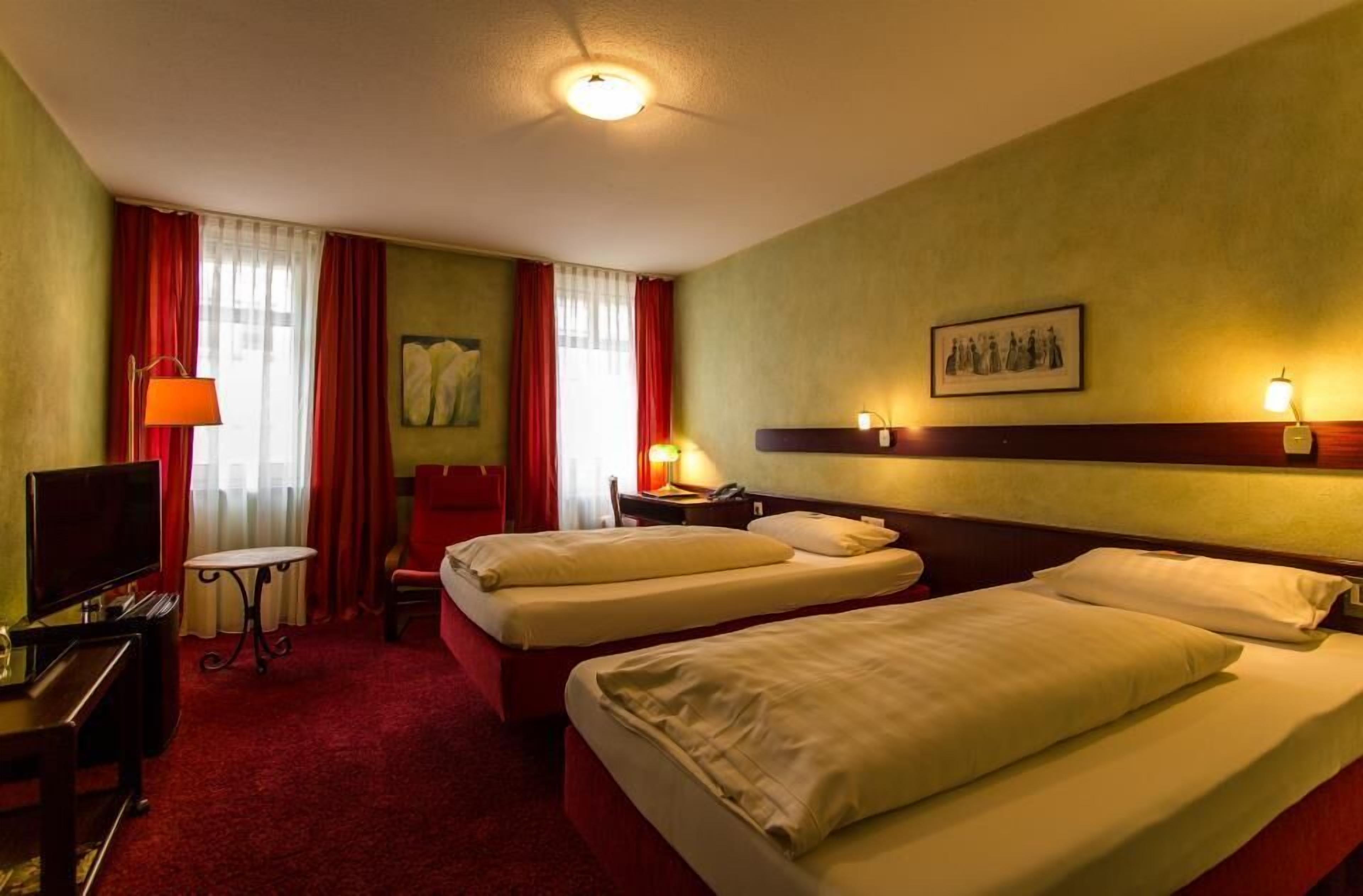 classic double room | minibar, in-room safe, desk, iron/ironing board