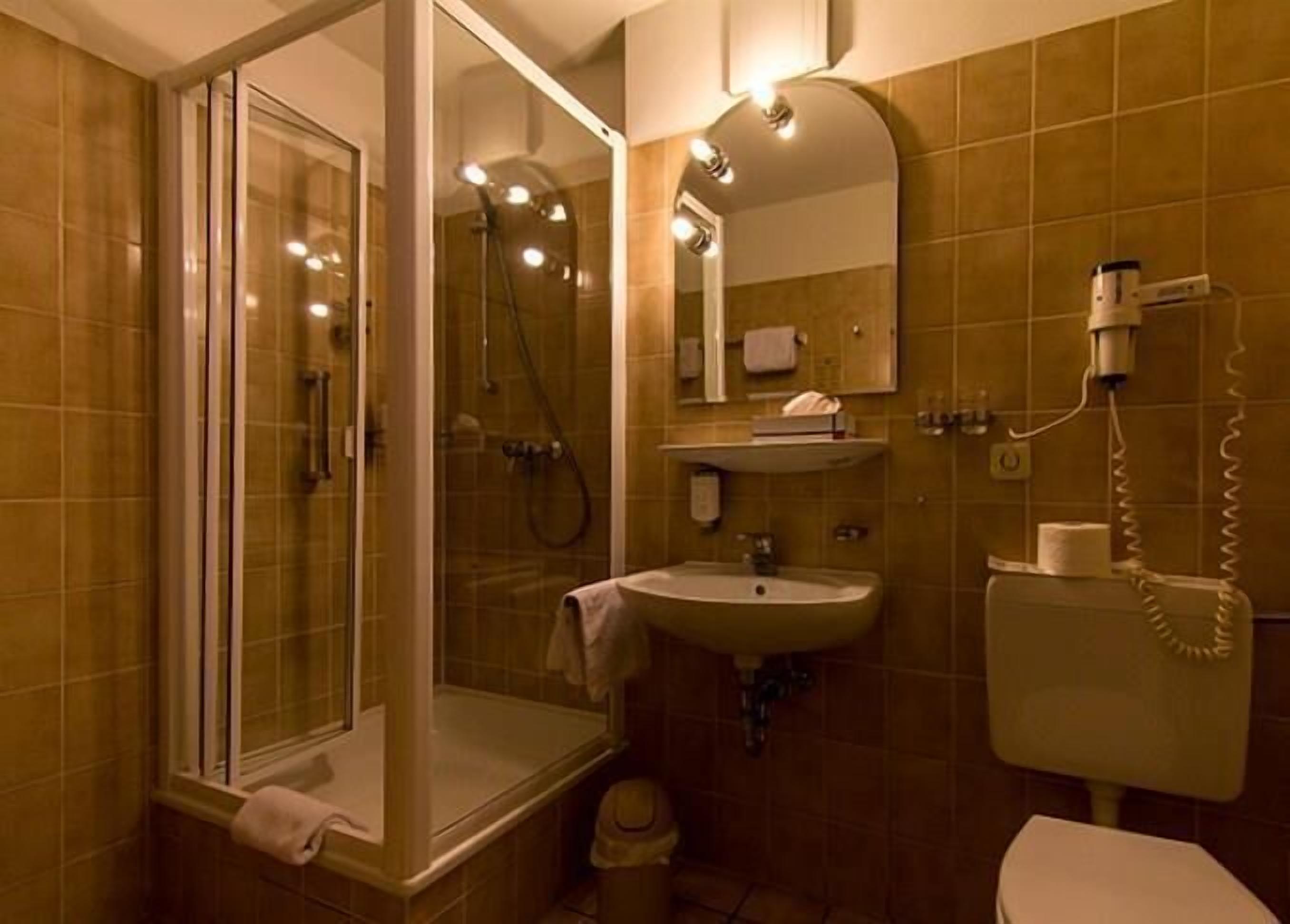 classic double room | bathroom | free toiletries, hair dryer, towels