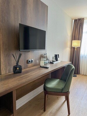 Minibar, in-room safe, desk, iron/ironing board - STADT-Hotel Lörrach (Loerrach)