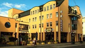 A yellow hotel with a sign reading "HOTEL" and "STADT-HOTEL". - STADT-Hotel Lörrach (Loerrach)