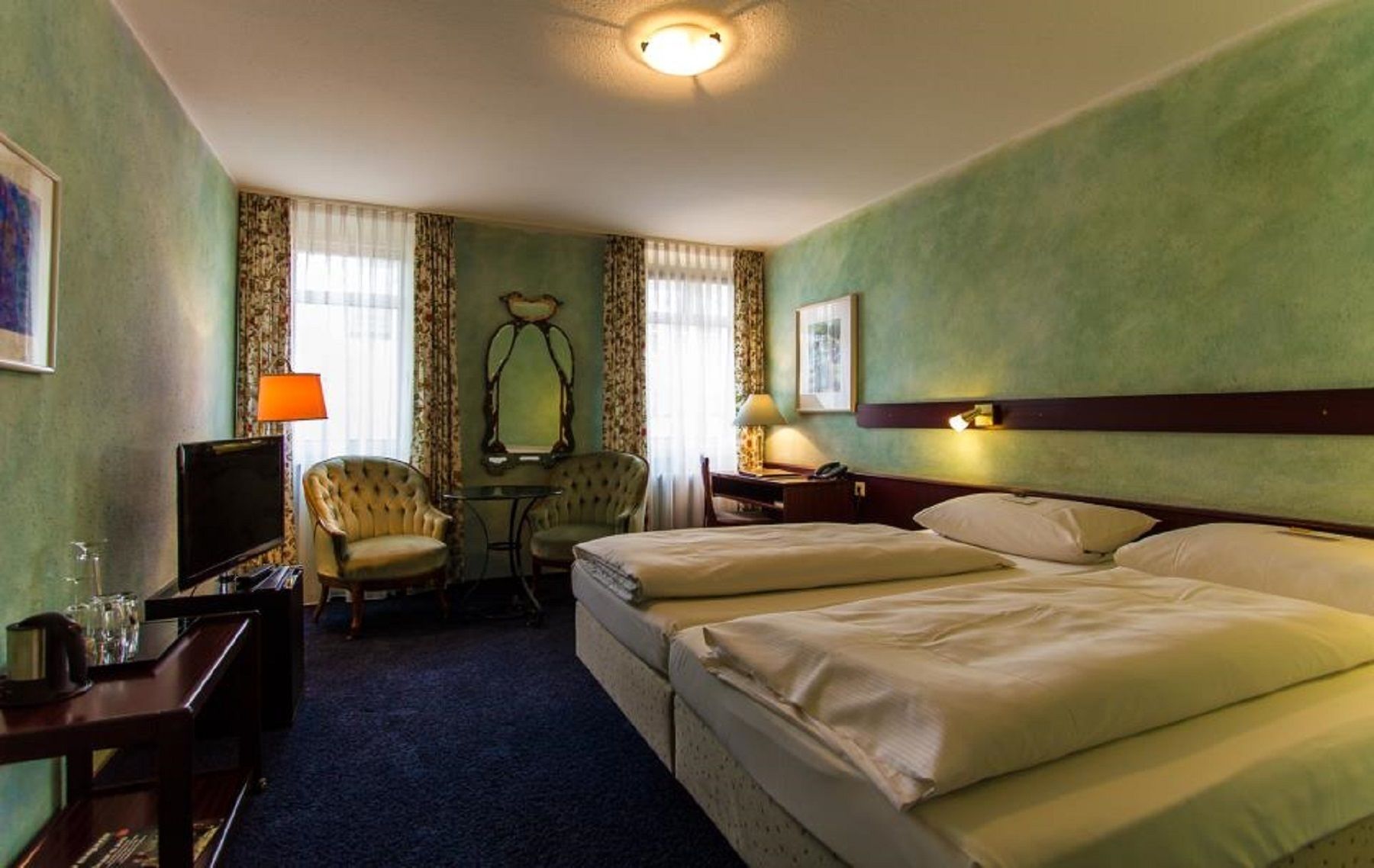 classic double room | minibar, in-room safe, desk, iron/ironing board