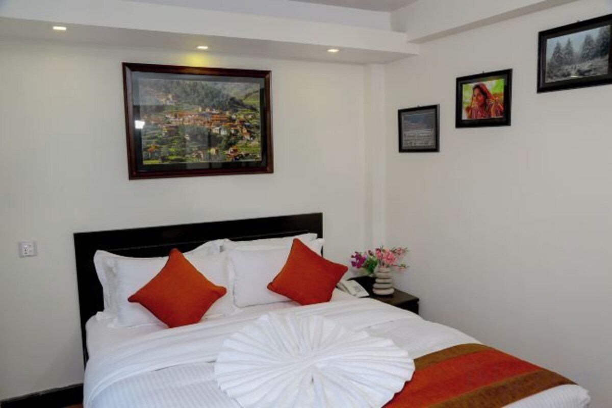 Premium bedding, in-room safe, desk, laptop workspace