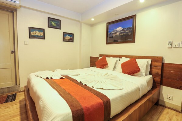 Kamar Double Deluks, 1 Tempat Tidur Double, pemandangan bukit | Seprai premium, brankas, meja kerja, dan ruang kerja ramah laptop